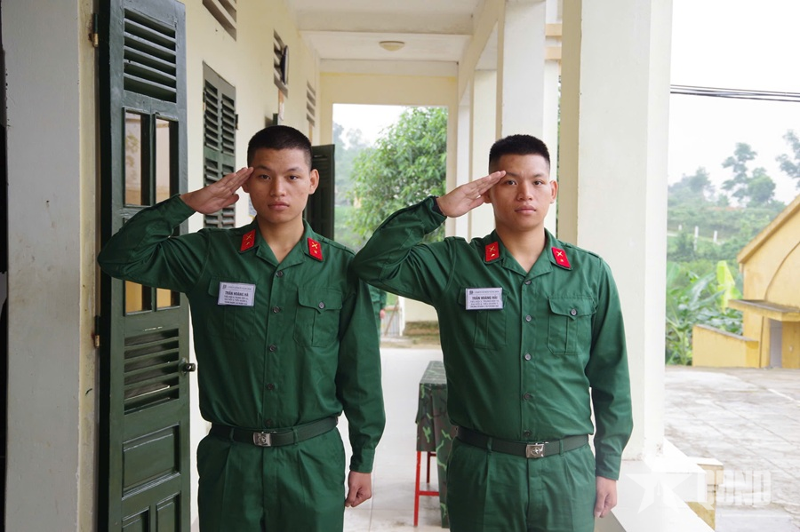 Anh em sinh đôi cùng tình nguyện nhập ngũ